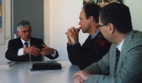 m Bild von links nach rechts: Der Erfinder Guy Negre, mein Freund Carsten und der Manager von MDI, Herr Marschner.jpg (12413 Byte)